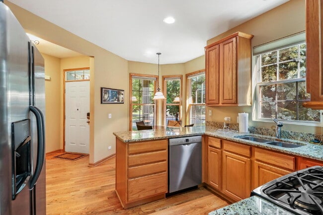 Building Photo - Spacious 3-Bedroom Townhouse with Main-Flo...