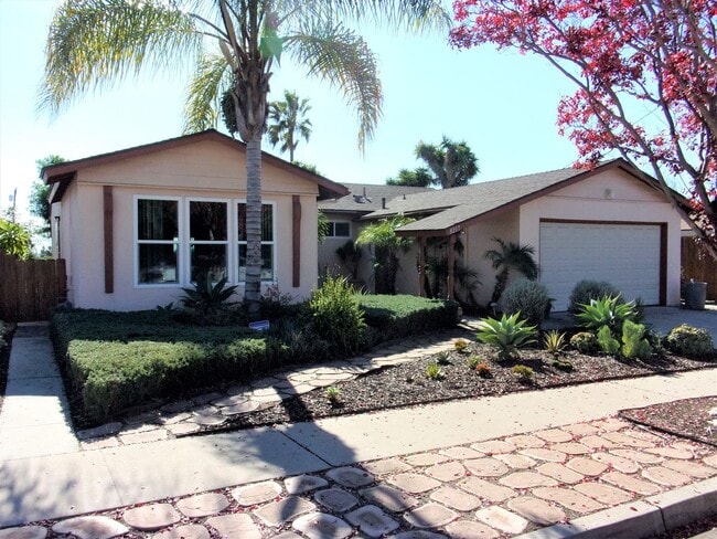 Primary Photo - 4bedrm 2 1/2 bath house with yard & garage...