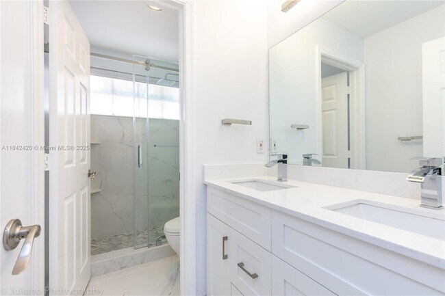 Building Photo - 2564 Jardin Ct