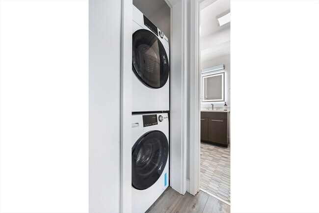 Building Photo - 70 S Bremen St