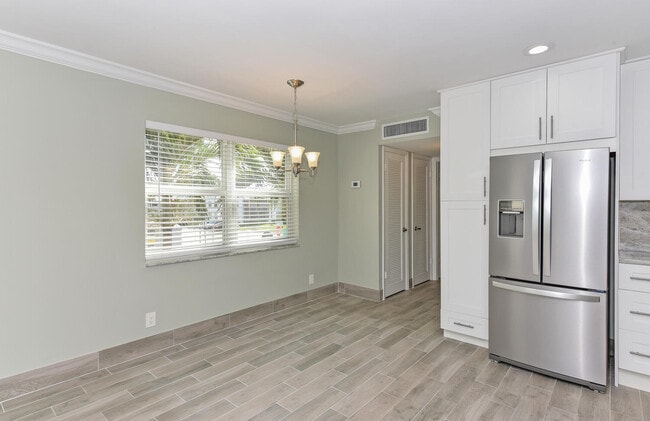 Building Photo - 864 Normandy R