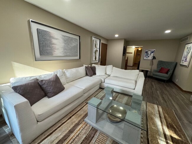Building Photo - 5855 Thatcher Dr