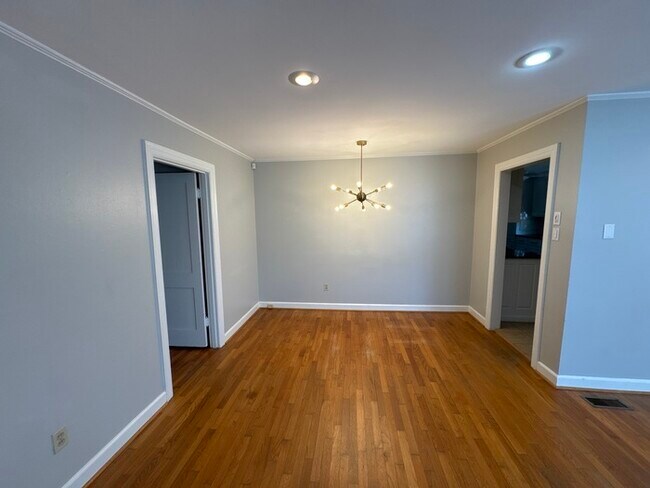 Building Photo - Updated 3 bedroom 1 bathroom Home in Kingw...