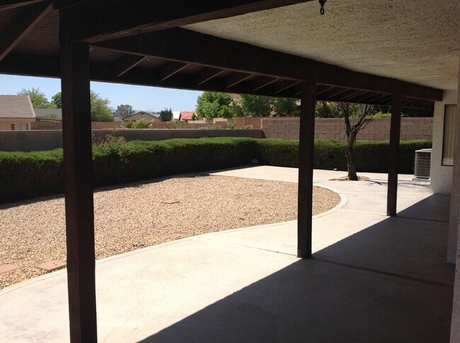 Building Photo - 3 BEDROOM HOME IN SPRING VALLEY LAKE!