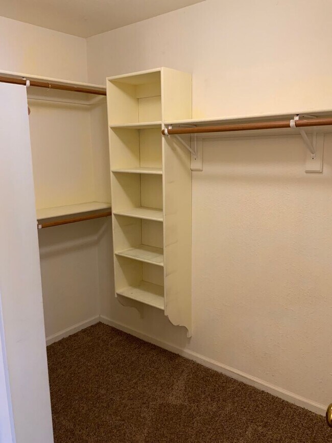 Building Photo - 424-424 Eisenhower St