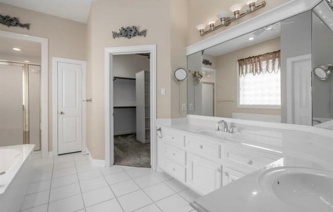 Building Photo - 94 E Fairbranch Cir