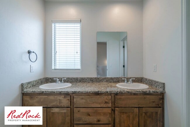 Building Photo - DOG-FRIENDLY 4 Bedroom Townhome with INTER...