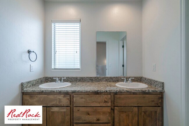 Building Photo - DOG-FRIENDLY 4 Bedroom Townhome with INTERNET INCLUDED!