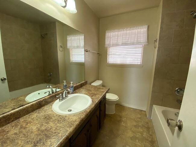 Building Photo - Great Location! Central Edmond!