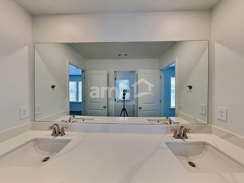 Building Photo - 204 Chase Ln