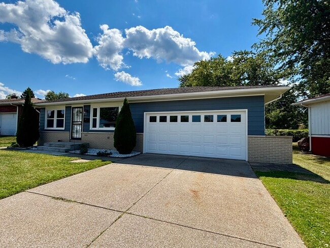 Primary Photo - Three Bedroom / Two Bathroom House AVAILAB...