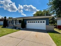 Building Photo - Three Bedroom / Two Bathroom House AVAILAB...