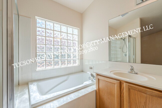 Building Photo - 11174 N Sand Pointe Dr