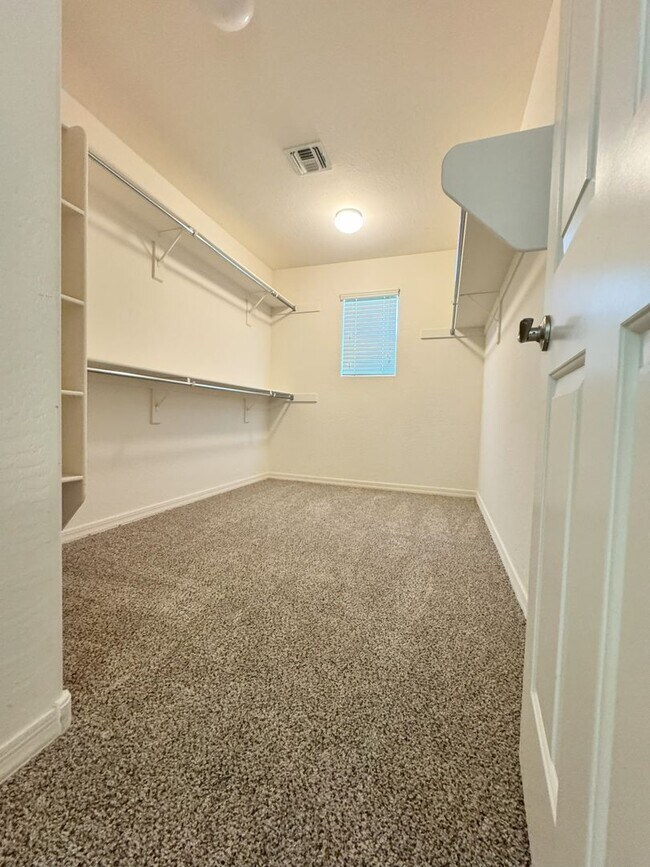 Building Photo - Spacious 5-Bedroom + Loft in Lyons Gate wi...