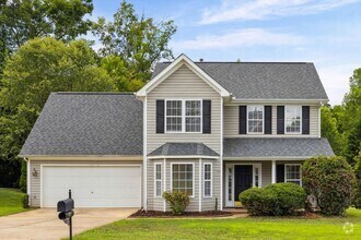 Building Photo - Location! Location! 3 bedroom 2.5 bath in ...