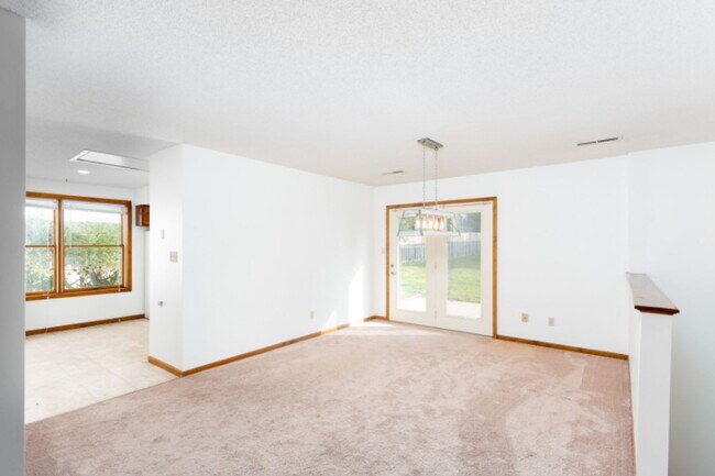 Building Photo - Fantastic Location! Close to MKT & Twin Lakes! 3BR/2.5BA/2000sqft., 2-Car Garage, Large Fenced Ya...