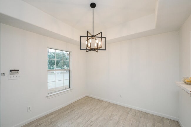 Building Photo - 1000 Ranchway Dr