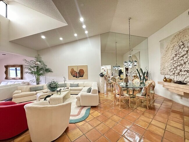 Building Photo - 5522 San Marino Way