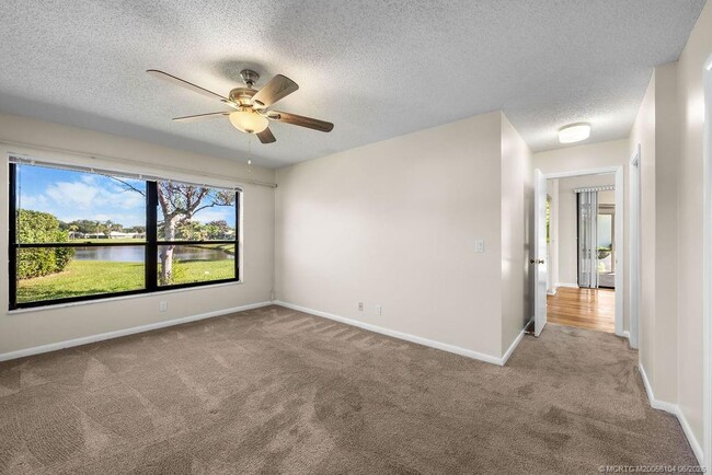 Building Photo - 2386 SW Creekside Dr