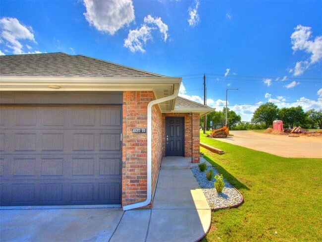 Building Photo - 616 Maleah Pl