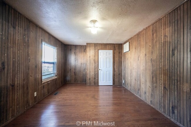 Building Photo - "Charming 514 Sq Ft Studio with Hardwood F...