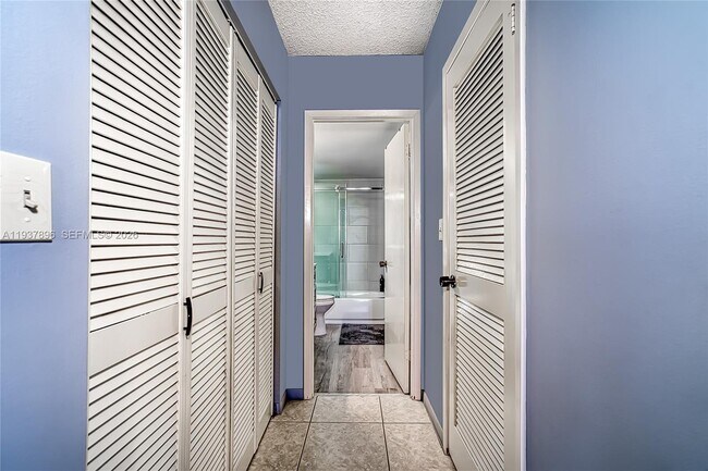 Building Photo - 2500 Parkview Dr