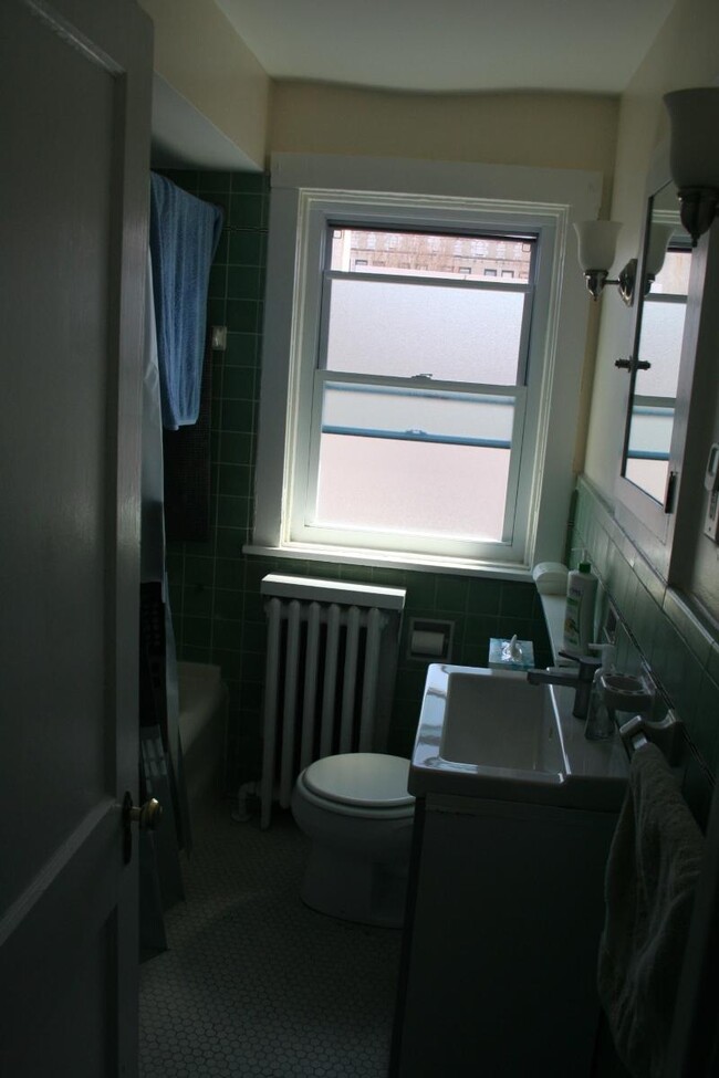 Bathroom - 5552 Beacon St