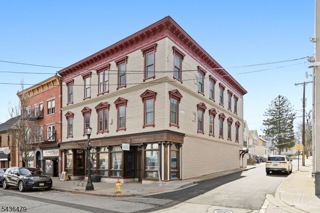 Building Photo - 180 Spring St