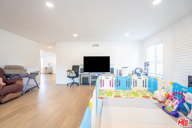 Building Photo - 5533 N Charlotte Ave