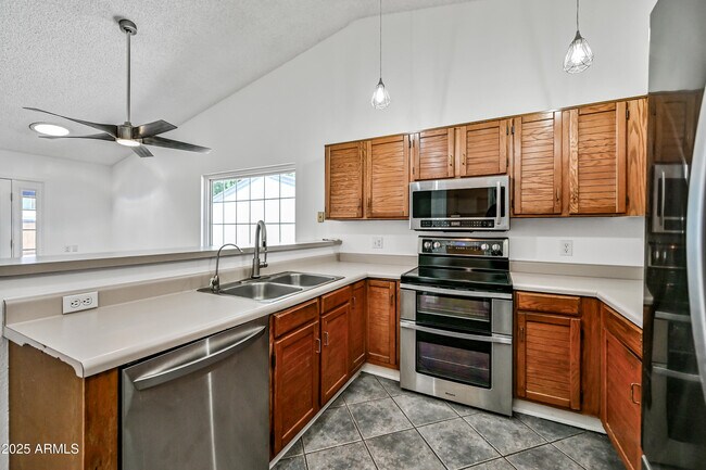 Building Photo - 324 S Rita Ln