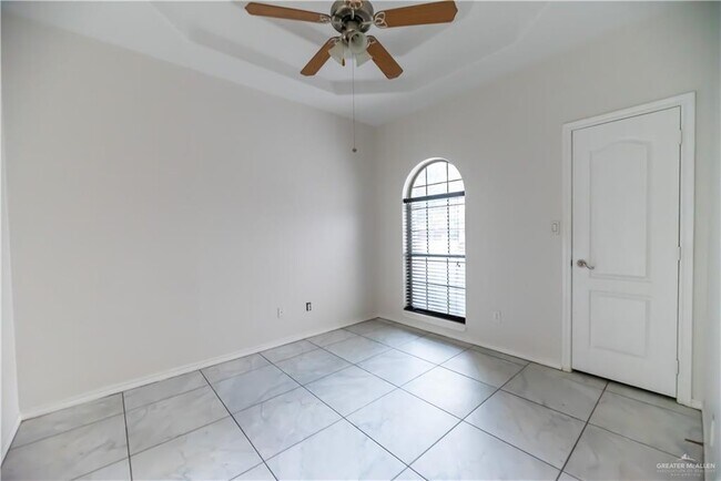 Building Photo - 2121 Kingsborough Ave
