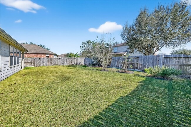 Building Photo - 827 Honeysuckle Vine Dr