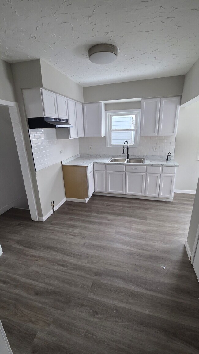 Building Photo - Coming Soon: 4 Bedroom 2 Bath - Split Level Single Family Home!