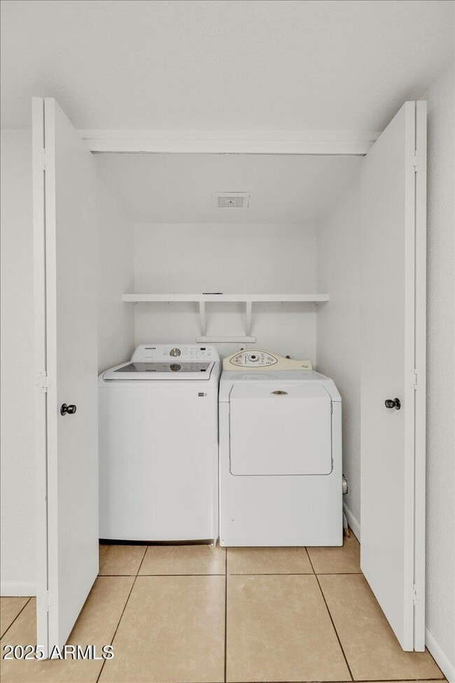 Building Photo - 2437 E Tracy Ln