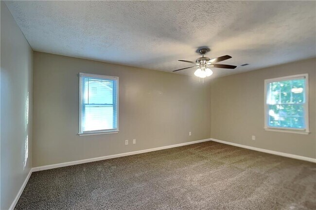 Building Photo - 2709 Hawk Dr NE