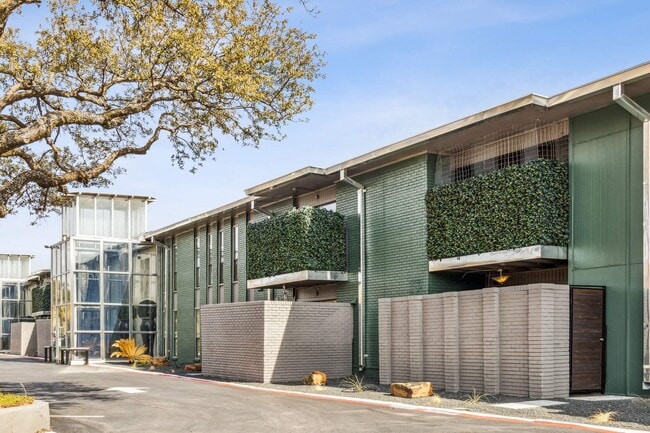 Building Photo - London Apartments