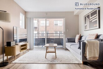 Building Photo - 526 Yale Ave N