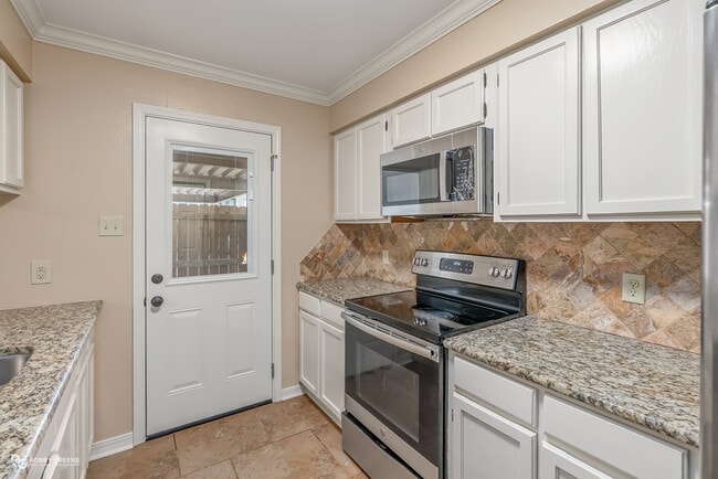 Building Photo - 10142 Carlsbad Dr