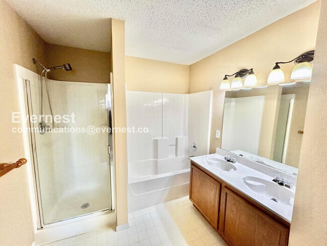 Building Photo - 4 Bed, 2 Bath Home with Fenced Yard & Garage / Available Now!