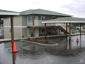 Building Photo - 3-bedroom, 2-bath lower unit in Ferndale--...