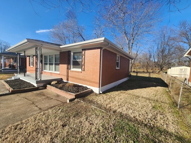 Building Photo - Updated 3 bedroom 1 bath in Shively! Excellent location!