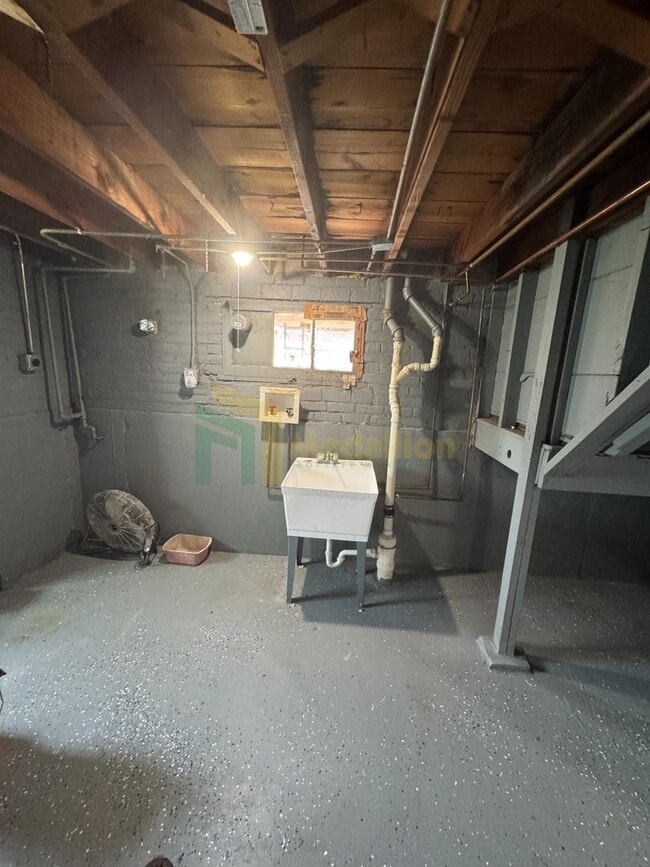 Building Photo - Brick Bungalow 4 bed 2 bath + Bonus area i...