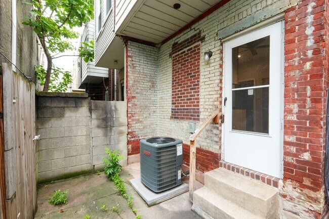 Building Photo - 2022 S Opal St
