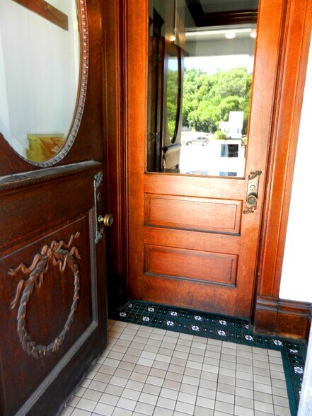 Front doors to 618 - 618 S Farwell St