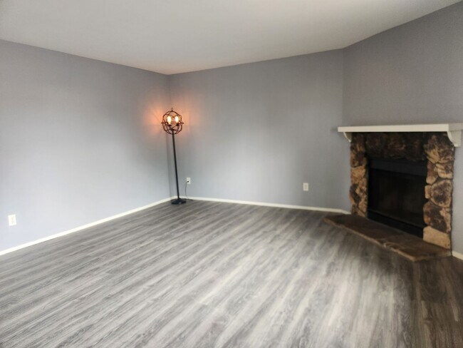 Building Photo - Charming 2-bedroom, 2- bathroom home in park like setting close to downtown Santa Rosa