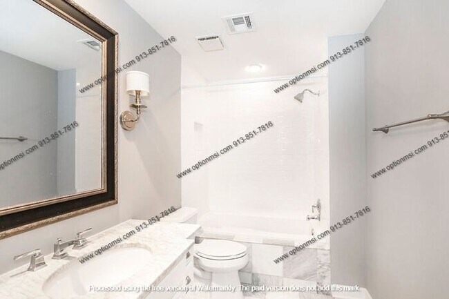 Building Photo - Fantastic Plaza location!!