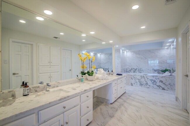 Building Photo - 8402 Columbia Dr