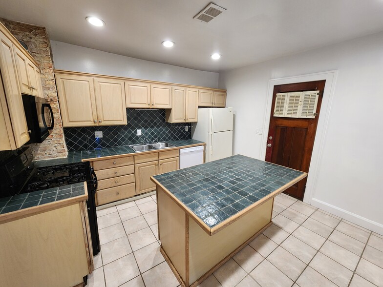 Building Photo - 409 Grove St