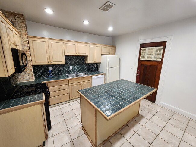 Building Photo - 409 Grove St