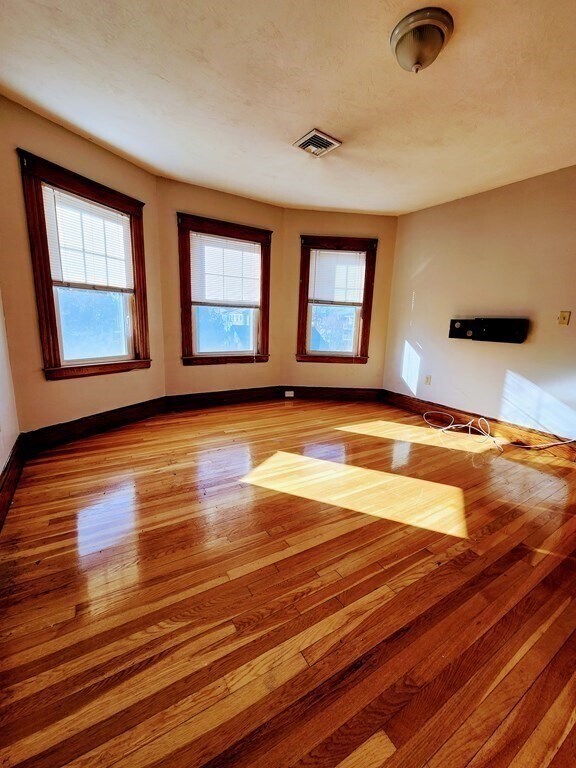 Building Photo - 12 St James Ave